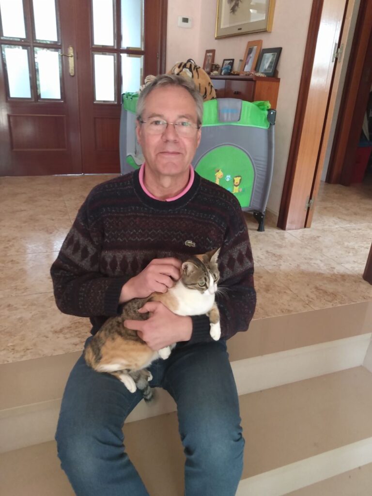 486. Mito 5 - Los gatos tricolores siempre son hembras 1 Mi padre con Mona, su gatita tricolor que sabíamos desde bebé que era una hembra, porqué.. los gatos tricolores siempre son hembras, ¿verdad?